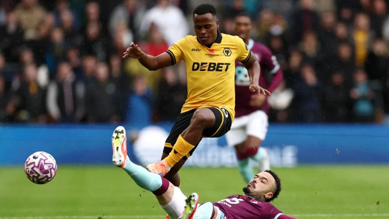 Jhon Arias (izq.) disputa un balón en la Premier League de Inglaterra.