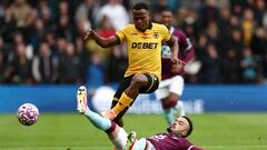 Jhon Arias (izq.) disputa un balón en la Premier League de Inglaterra.