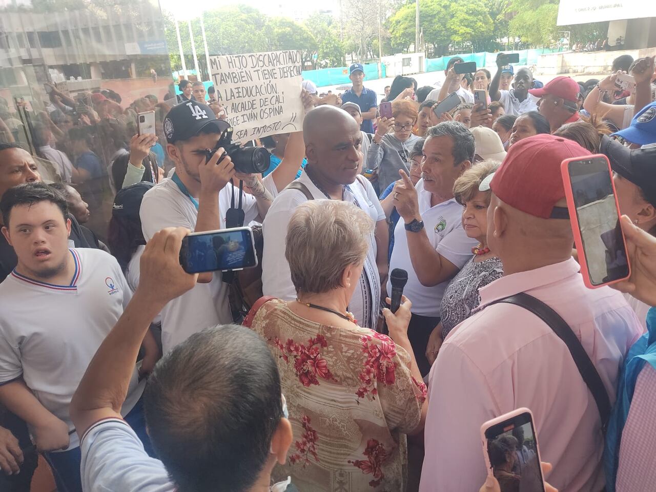 El secretario de Educación de Cali junto a las familias de los estudiantes con discapacidad en la Plazoleta del Centro Administrativo Municipal de Cali, CAM.