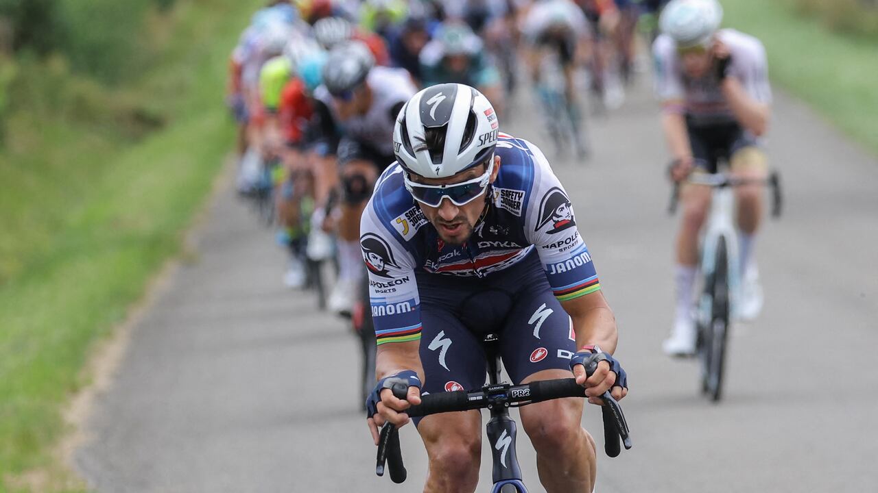 El ciclista francés de Soudal Quick-Step, Julian Alaphilippe, se adelanta al grupo de ciclistas durante la 19.ª etapa de la 110.ª edición de la carrera ciclista del Tour de Francia de 173 km entre Moirans-en-Montagne y Poligny, en el departamento de Jura, en el centro-este de Francia, el 21 de julio de 2023. (Foto de Thomas SAMSON / AFP)
