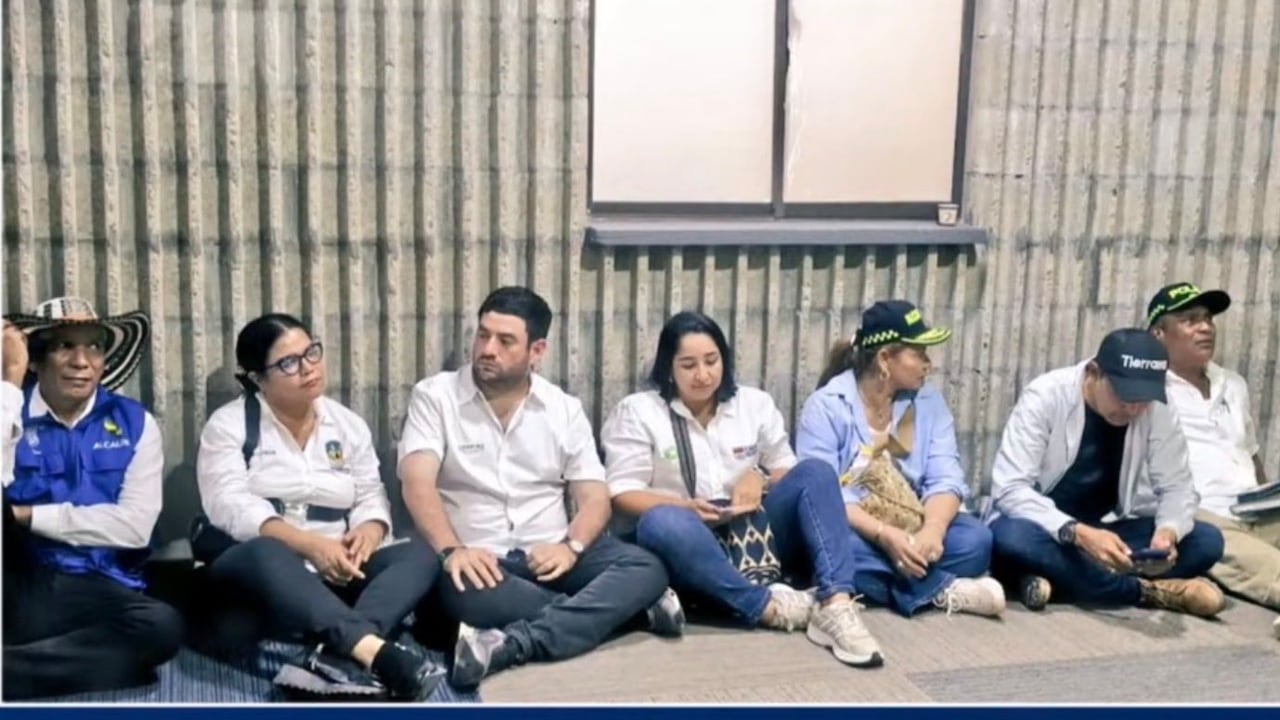 Los alcaldes de los distintos municipios de Cordoba se vieron en la obligación de sentarse en el suelo para esperar al Presidente.