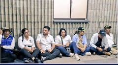 Los alcaldes de los distintos municipios de Cordoba se vieron en la obligación de sentarse en el suelo para esperar al Presidente.