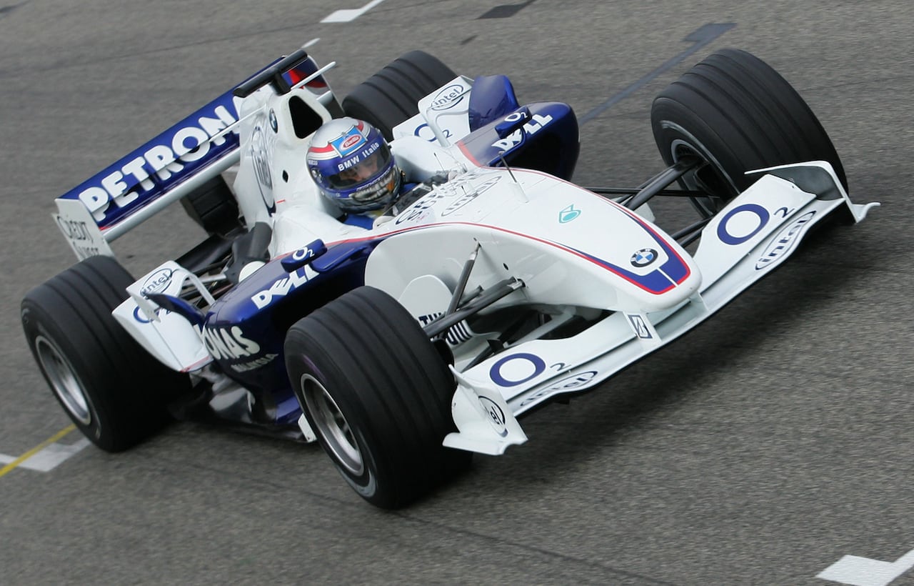 El piloto italiano de Fórmula 1, Alex Zanardi, que perdió ambas piernas en un accidente el 15 de septiembre de 2001 durante un campeonato de karting en Alemania, conduce su coche durante una sesión de entrenamientos de BMW en el circuito Ricardo Tormo de Cheste, cerca de Valencia, el 25 de noviembre de 2006. FOTO AFP/JOSE JORDAN (Foto de JOSE JORDAN / AFP)