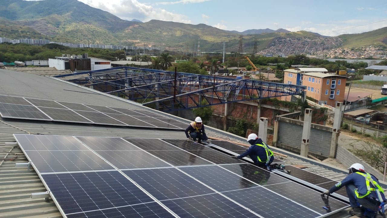 "Proyectos de generación solar distribuida en el suroccidente del país buscan mitigar el impacto de la variabilidad climática y reducir la dependencia de los hogares a la red eléctrica tradicional