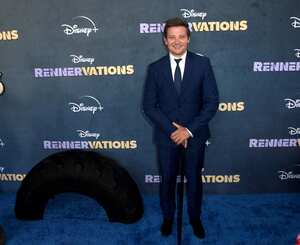 Con su mejor amigo y socio de negocios, Rory Millikin, y un equipo estelar de constructores, Jeremy Renner viaja por el mundo convirtiendo vehículos retirados de circulación en obras que sirvan un propósito diferente.