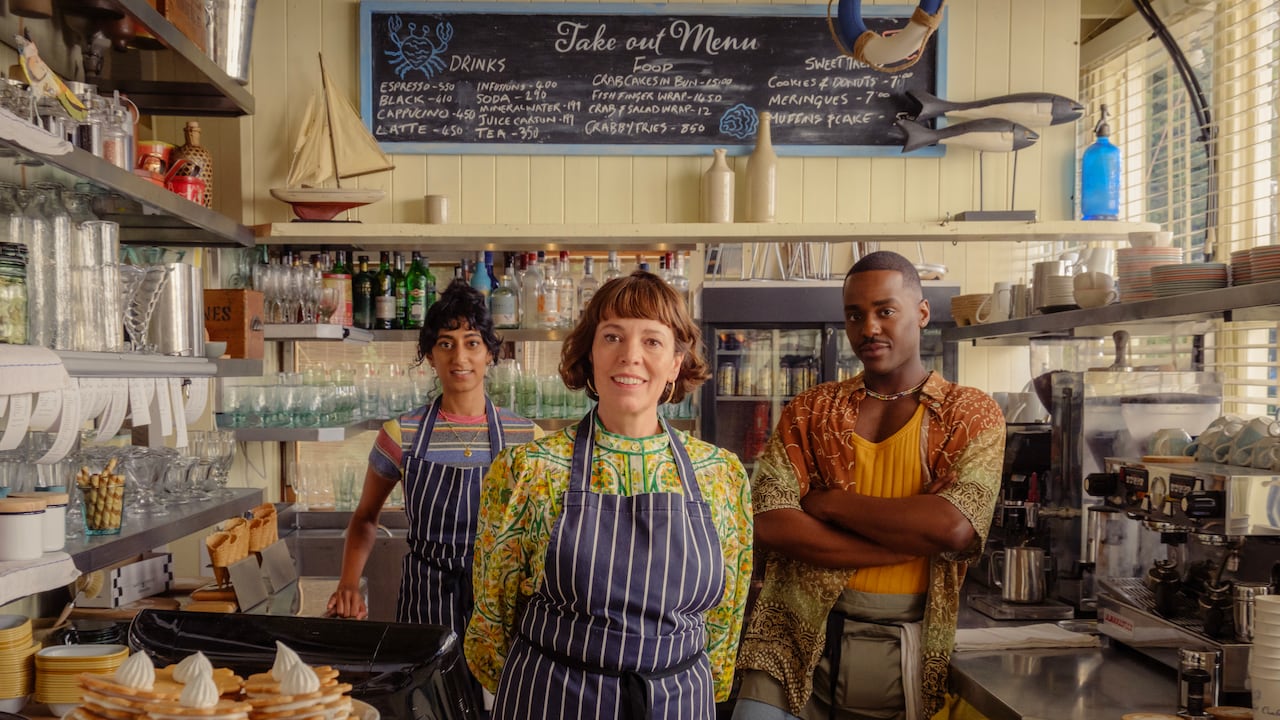 Sunita Mani, Olivia Colman y Ncuti Gatwa en THE ROSES. Foto: Jaap Buitendijk, Searchlight Pictures.