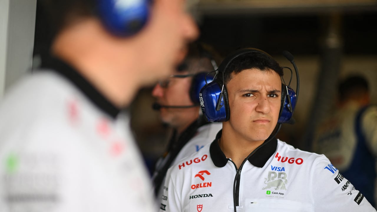 Isack Hadjar de Francia y piloto reserva de Visa Cash App RB observa en el garaje durante la práctica previa al Gran Premio de F1 de Estados Unidos en el Circuito de las Américas.