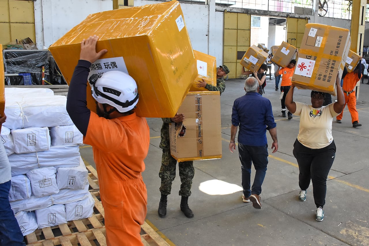 Entrega Ayudas humanitarias por parte del Embajador de China a Gobernadora del Valle.