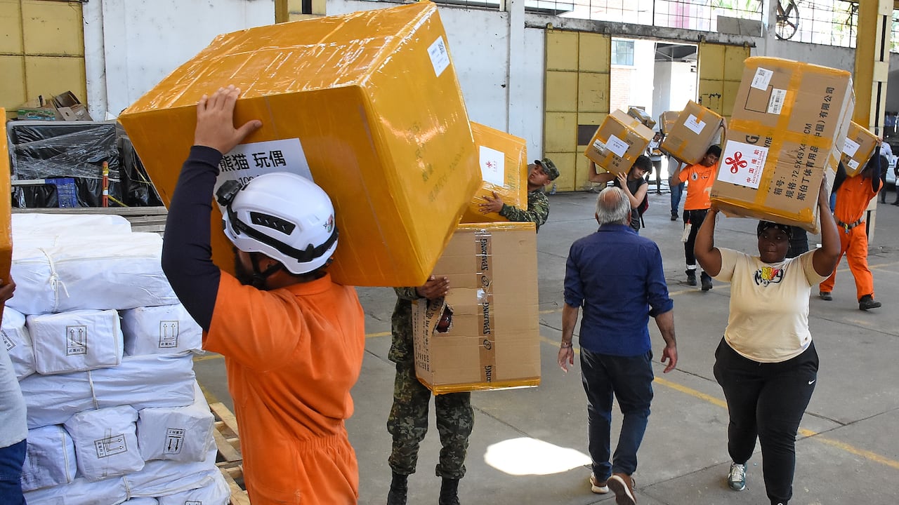 Entrega Ayudas humanitarias por parte del Embajador de China a Gobernadora del Valle.