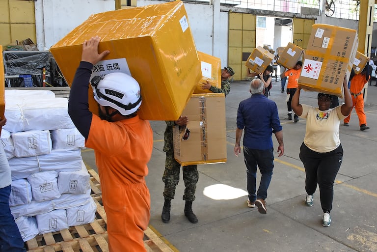 Entrega Ayudas humanitarias por parte del Embajador de China a Gobernadora del Valle.