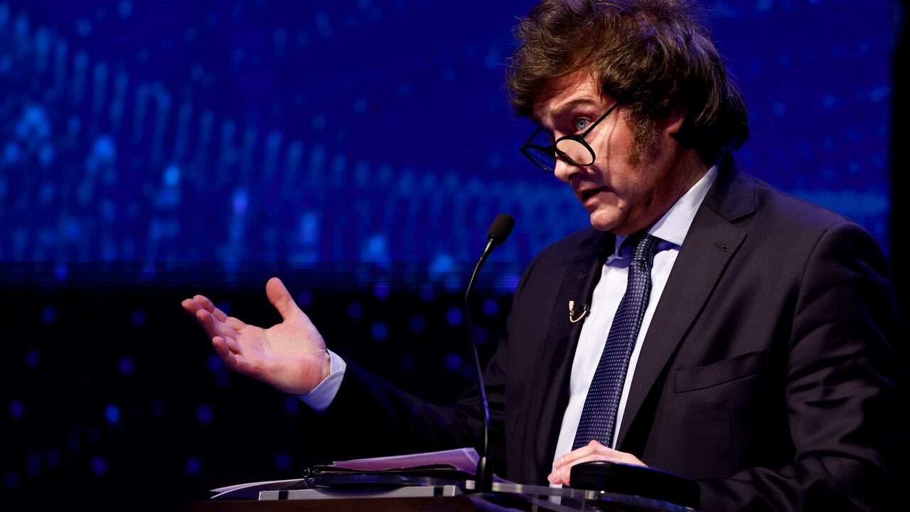 Javier Milei, de la coalición Liberty Advances, habla durante un debate de candidatos presidenciales antes de las elecciones generales de octubre en Santiago del Estero, Argentina, el domingo 1 de octubre de 2023.