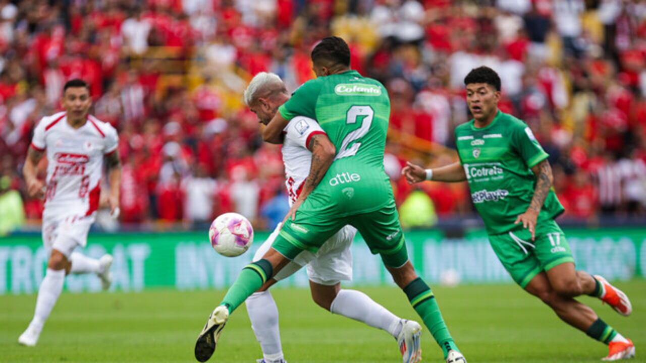 El delantero de América, Rodrigo Holgado, controla el balón ante la marca del defensor Daniel Polanco.