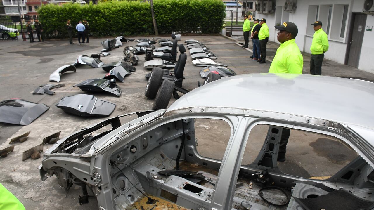 Cali: Rueda de prensa, presentación de piezas recuperadas por parte de la Policía. foto José L Guzmán