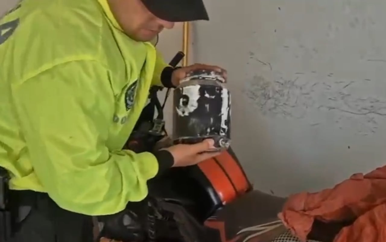 Durante el allanamiento, unidades de la Policía y el Ejército incautaron armas de fuego, munición y prendas de uso privativo de las Fuerzas Militares.