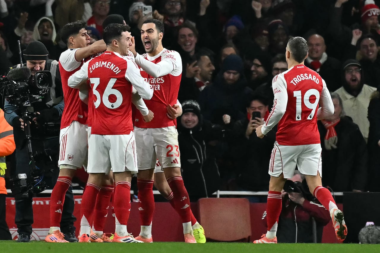 El defensa brasileño #06 del Arsenal, Gabriel Magalhaes, celebra con sus compañeros después de que el Arsenal anotara su primer gol durante el partido de la Premier League inglesa entre el Arsenal y el Aston Villa en el Emirates Stadium de Londres el 30 de diciembre de 2025. (Foto de Ben STANSALL / AFP)