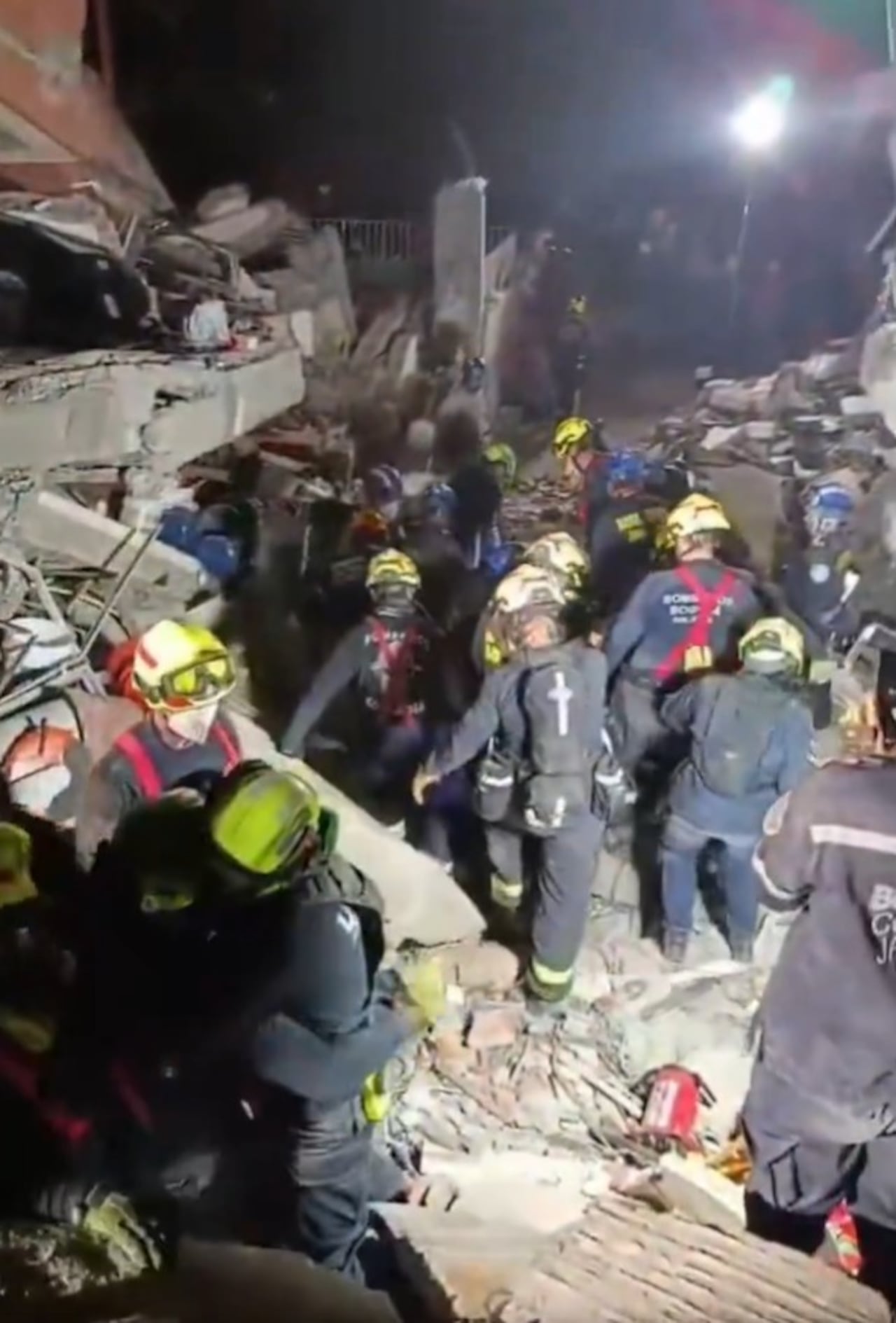 Carlos Esteban Rebolledo, de 35 años, fue extraído con vida a las 3:57 a. m. tras permanecer atrapado en una edificación afectada en Cali.