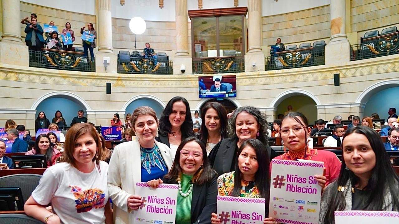 Aprobación de la ley que prohíbe la mutilación genital femenina en Colombia.