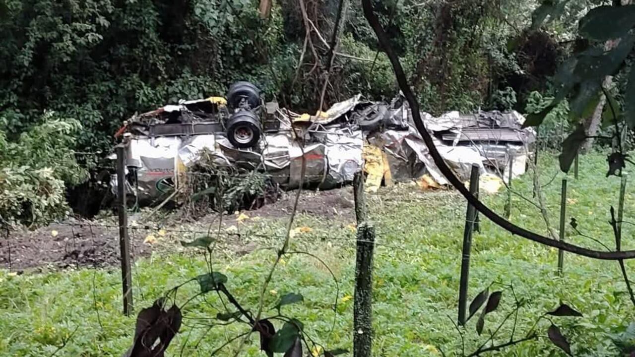 Así quedó el vehículo que se volcó en la vía La Línea.