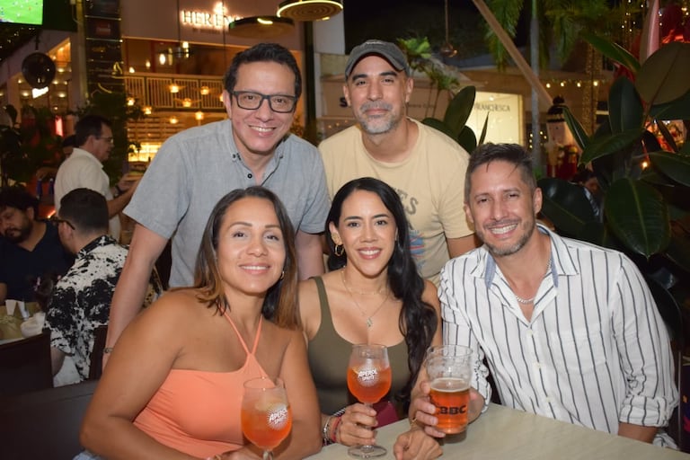 Yohana González , Vanessa Aranzazu, Edgar Bejarano, Mauricio Gómez y Mauricio Espinosa.