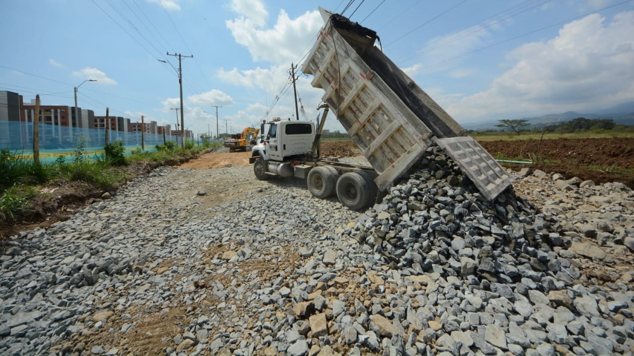 Más de 200 volquetas y 25 empresas de la región participan en el desarrollo de esta obra vial.