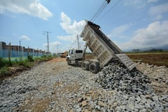 Más de 200 volquetas y 25 empresas de la región participan en el desarrollo de esta obra vial.