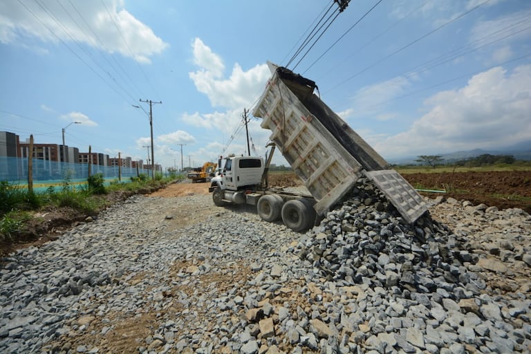 Más de 200 volquetas y 25 empresas de la región participan en el desarrollo de esta obra vial.
