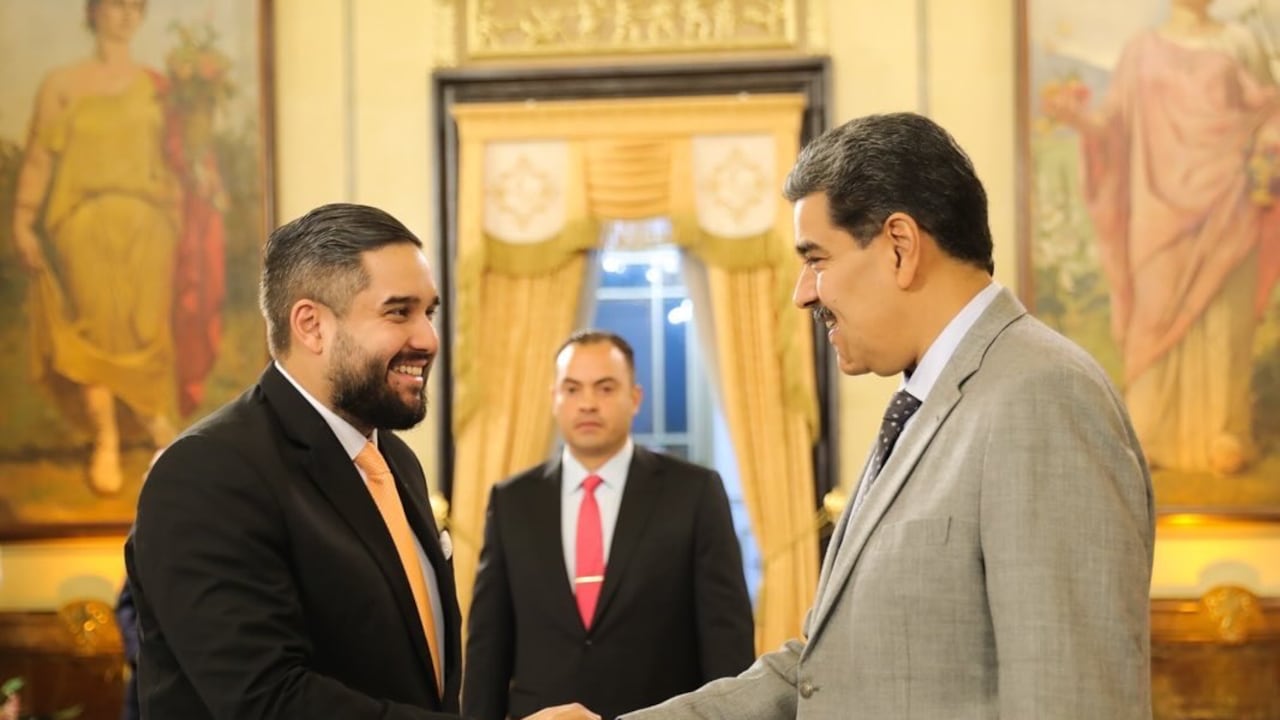 Nicolás Maduro Guerra estrecha la mano de su padre, el líder chavista, Nicolás Maduro Moros