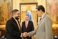 Nicolás Maduro Guerra estrecha la mano de su padre, el líder chavista, Nicolás Maduro Moros