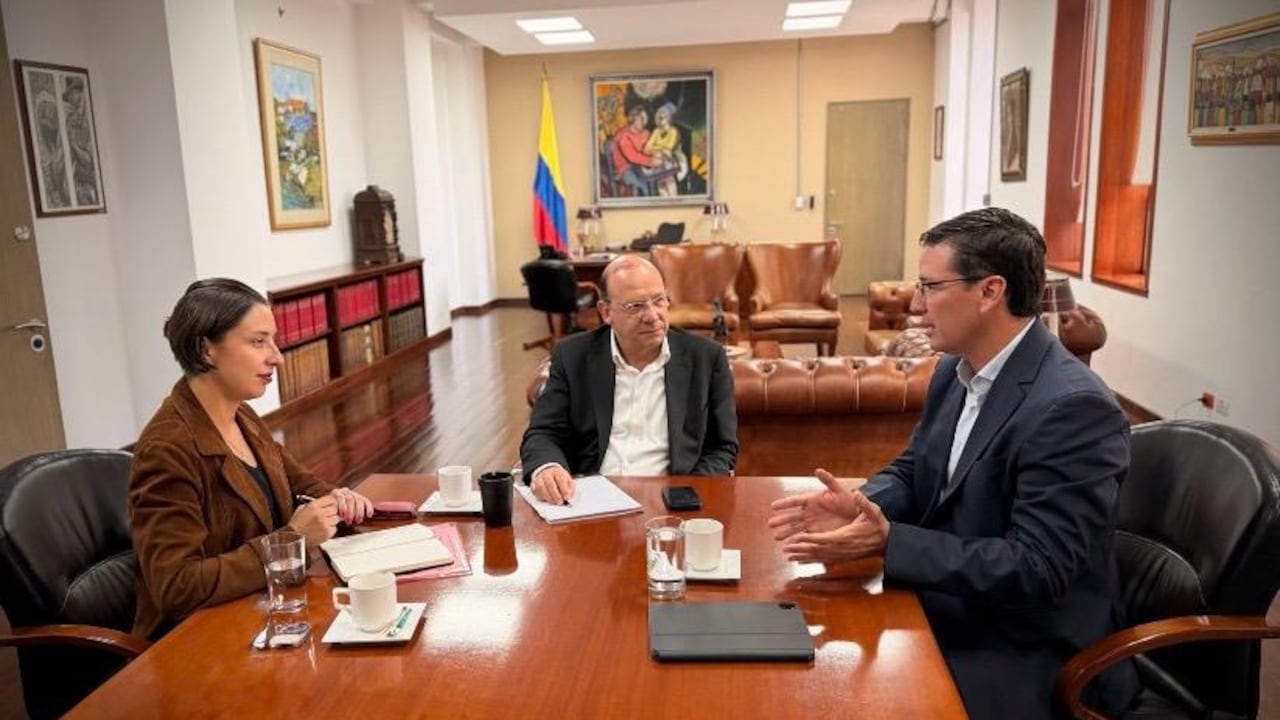 Reunión de Germán Bahamón, gerente de Fedecafé con los ministros de Hacienda y Agricultura, para definir el futuro del Fondo Nacional del Café.
