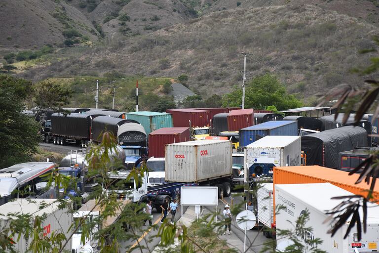 Cali: Perdidas millonarias deja un nuevo bloqueo en la vía a Buenaventura a la altura de Lobo guerrero. Comunidades afros del alto y bajo Naya del Cauca dejaron su terreno y se desplazaron hasta la vía de ingreso al puerto, impidiendo el paso a trasportadores, turistas y comerciantes. Foto José L Guzmán. EL País