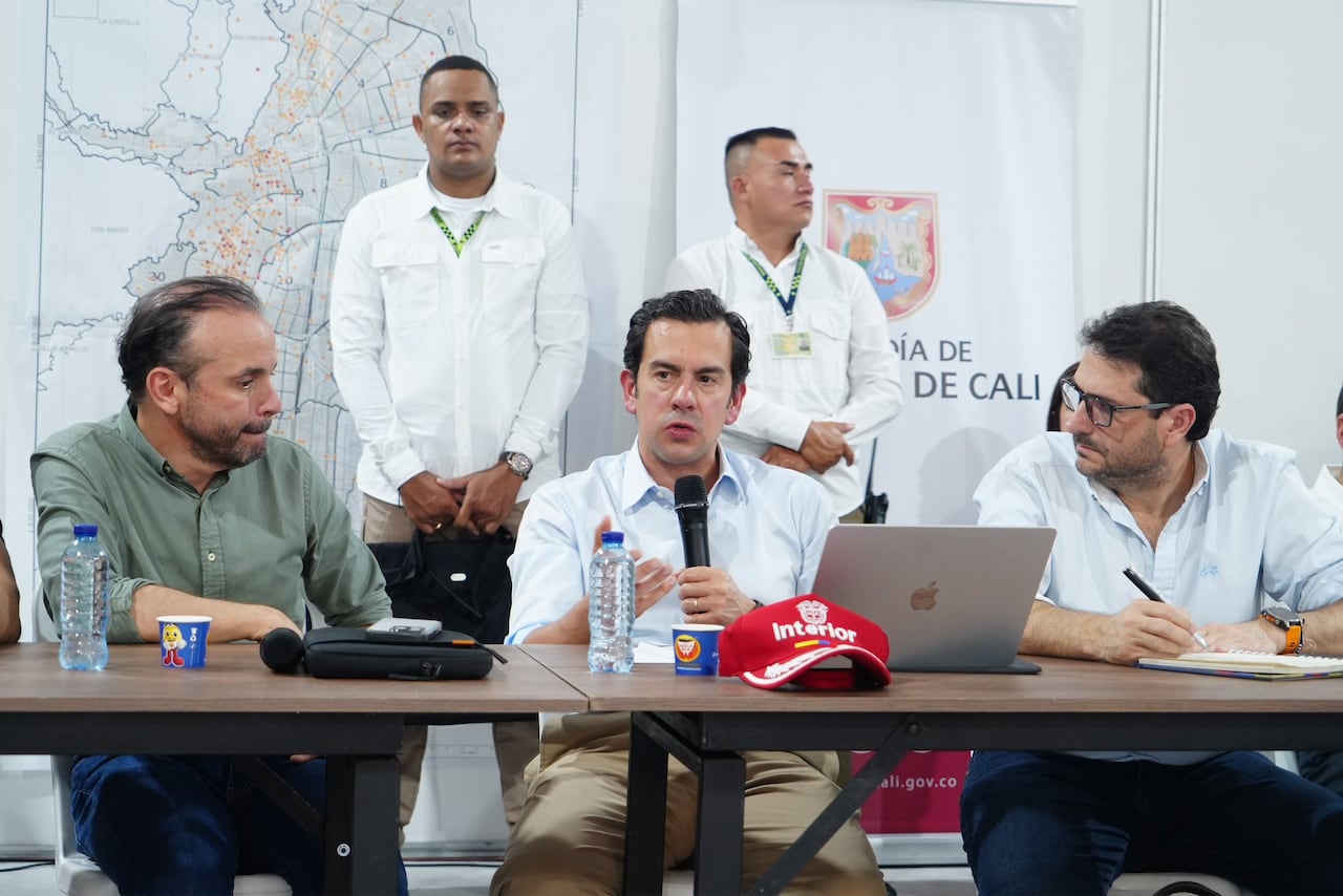 El ministro del Interior, Rodrigo Lara, durante un Puesto de Mando Unificado en la ciudad de Cali.