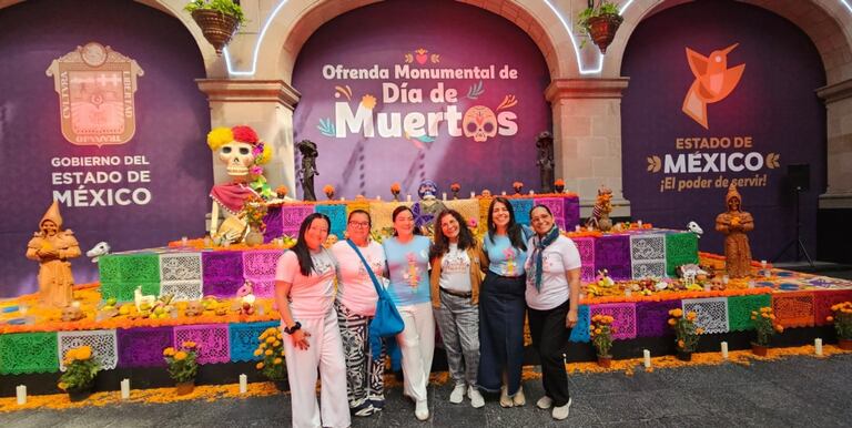 Invitadas especialmente por el municipio de Toluca, representantes de la Asociación de Mujeres Artesanas de las Macetas (ASOMACETAS), compartieron con el público mexicano la historia de las macetas caleñas,