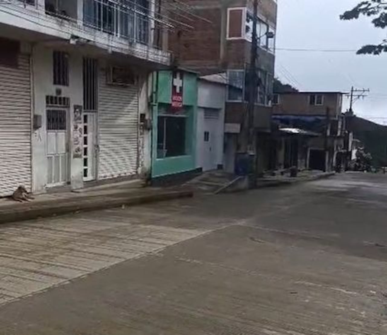 Así lucen las calles del corregimiento de El Plateado, en la zona rural del Argelia, ante el temor de posibles asonadas contra la fuerza pública.