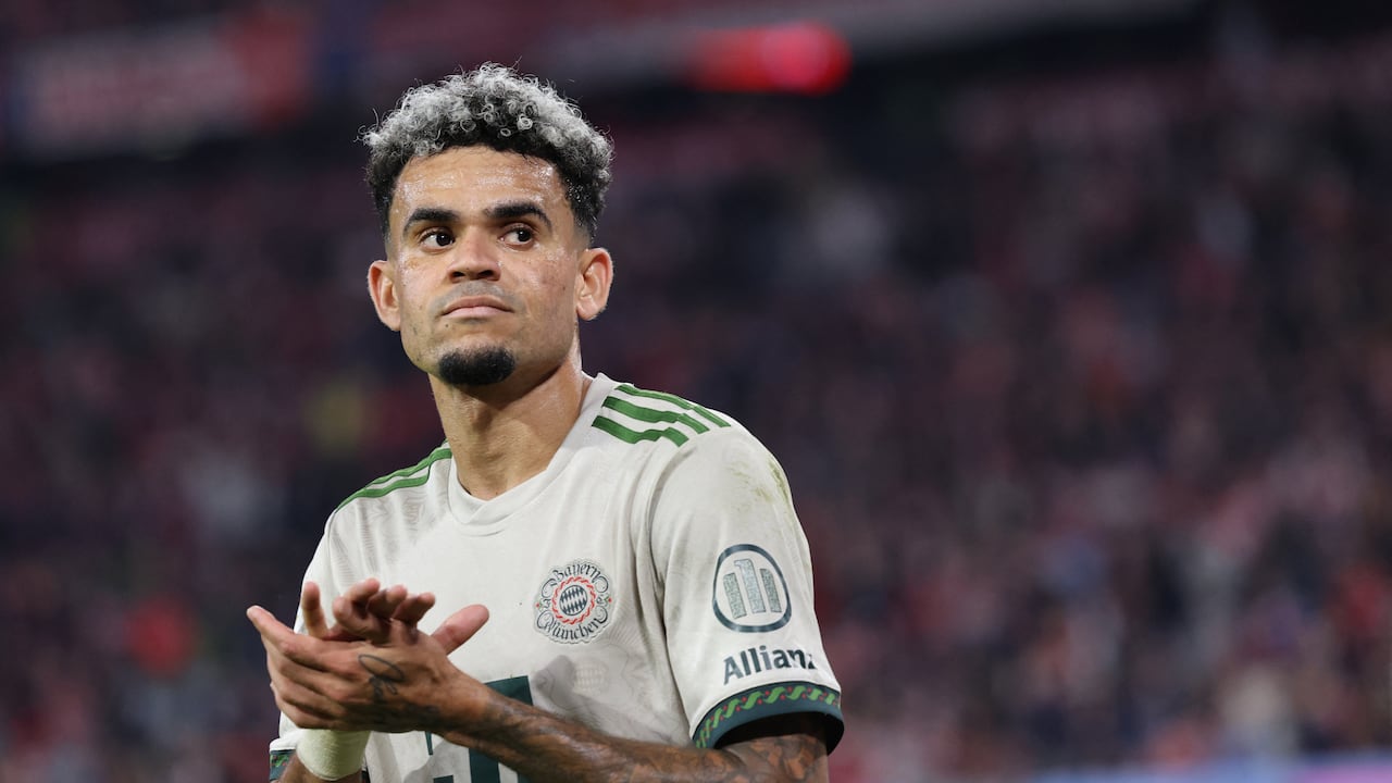 El delantero colombiano #14 del Bayern Múnich, Luis Díaz, reacciona durante el partido de la Bundesliga alemana entre el Bayern Múnich y el Werder Bremen en Múnich el 26 de septiembre de 2025. (Foto de Alexandra BEIER / AFP)