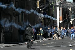 Un agente antidisturbios lanza gases lacrimógenos contra mineros durante una marcha para exigir la renuncia del presidente boliviano Rodrigo Paz, en La Paz, el 14 de mayo de 2026. Durante las últimas dos semanas, trabajadores, campesinos, maestros, grupos indígenas y trabajadores del transporte han estado presionando al gobierno. Sus demandas van desde aumentos salariales y estabilización económica hasta la oposición a la privatización de empresas públicas.