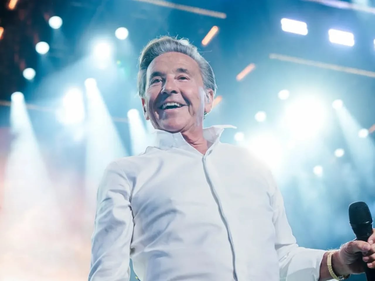Visiblemente emocionado, conmovido y satisfecho se mostró Montaner ante la acogida de un público que esperó años para verlo en vivo en Cali, donde cantó en sus inicios, en la entonces Feria de la Caña, hoy Feria de Cali y luego en múltiples ocasiones, pero ya se le extrañaba.