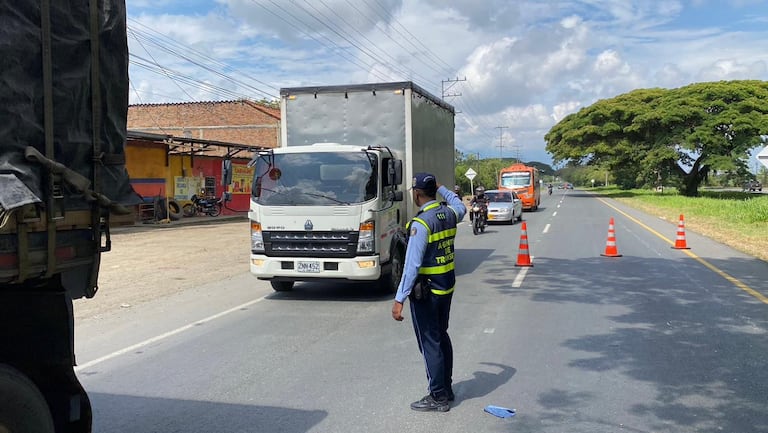 Agentes de tránsito se encargaron de coordinar el tráfico luego de levantada la protesta en la vía Candelaria.