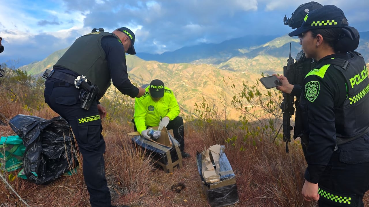 Los 15 kilogramos de heroína, ampolletas de fentanilo y 500 cartuchos hallados por las autoridades en la zona rural de Buesaco, Nariño.