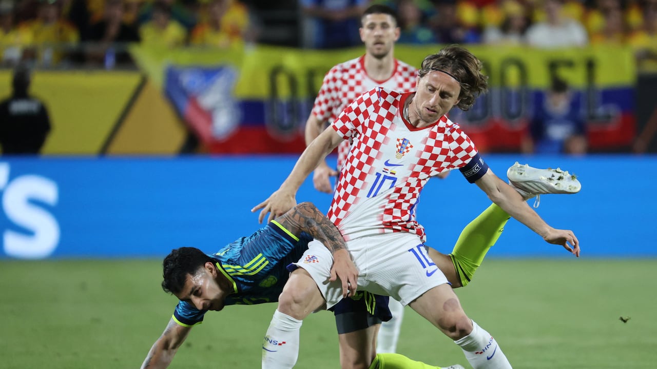 Luka Modric, de Croacia, es desafiado por Gustavo Puerta, de Colombia, durante el partido amistoso internacional entre Colombia y Croacia en el Camping World Stadium el 26 de marzo de 2026 en Orlando, Florida.