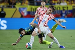 Luka Modric, de Croacia, es desafiado por Gustavo Puerta, de Colombia, durante el partido amistoso internacional entre Colombia y Croacia en el Camping World Stadium el 26 de marzo de 2026 en Orlando, Florida.