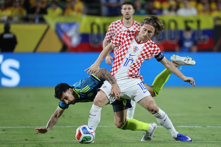 Luka Modric, de Croacia, es desafiado por Gustavo Puerta, de Colombia, durante el partido amistoso internacional entre Colombia y Croacia en el Camping World Stadium el 26 de marzo de 2026 en Orlando, Florida.