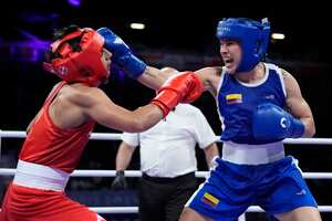 La india Preeti (izquierda) se enfrenta a la colombiana Yeni Arias en su combate preliminar de boxeo femenino de 54 kg en los Juegos Olímpicos de Verano de 2024, el martes 30 de julio de 2024, en París, Francia. (Foto AP/John Locher)