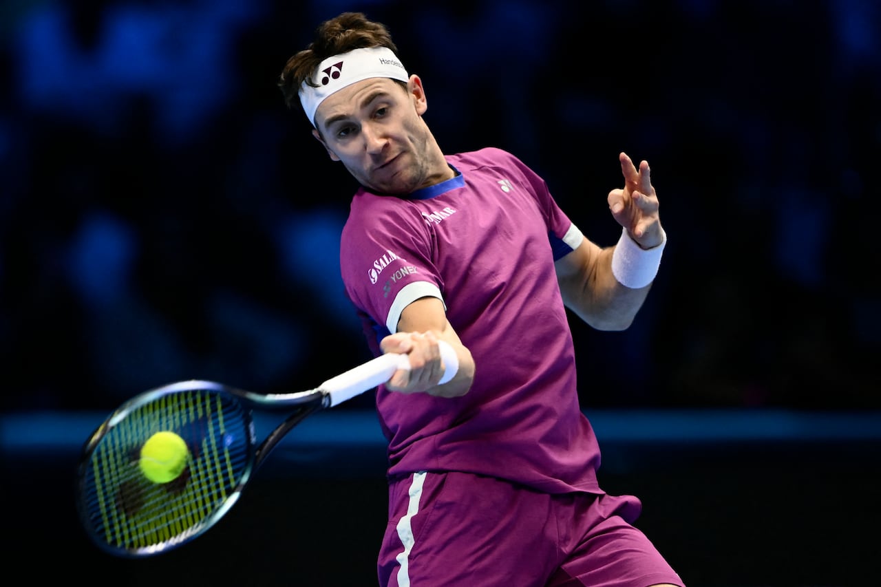 El noruego Casper Ruud regresa al español Carlos Alcaraz durante su partido en el torneo de tenis ATP Finals en Turín.