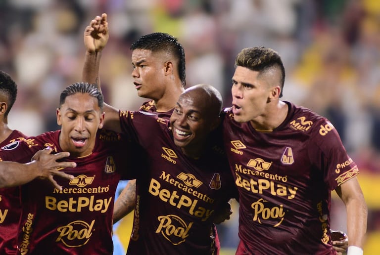 Los jugadores del Deportes Tolima celebran uno de los goles contra O'Higgins en la Copa Libertadores.