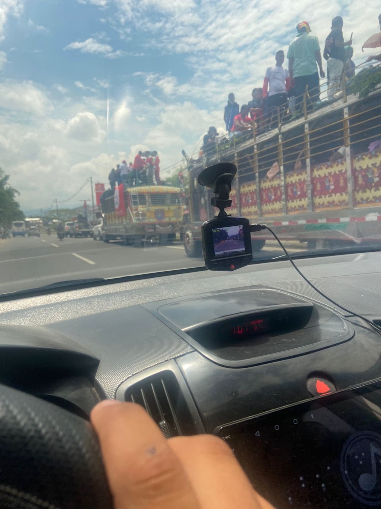 El transporte de personas en los techos de los vehículos está prohibido en Cali.