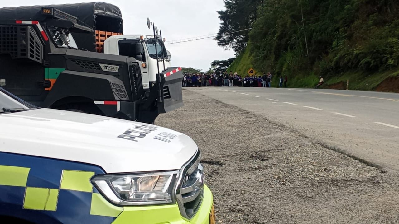 La Policía y el UNDMO (antiguo Esmad) llegaron a la zona para recuperar el orden y desalojar a la comunidad indígena que propicia el bloqueo.
