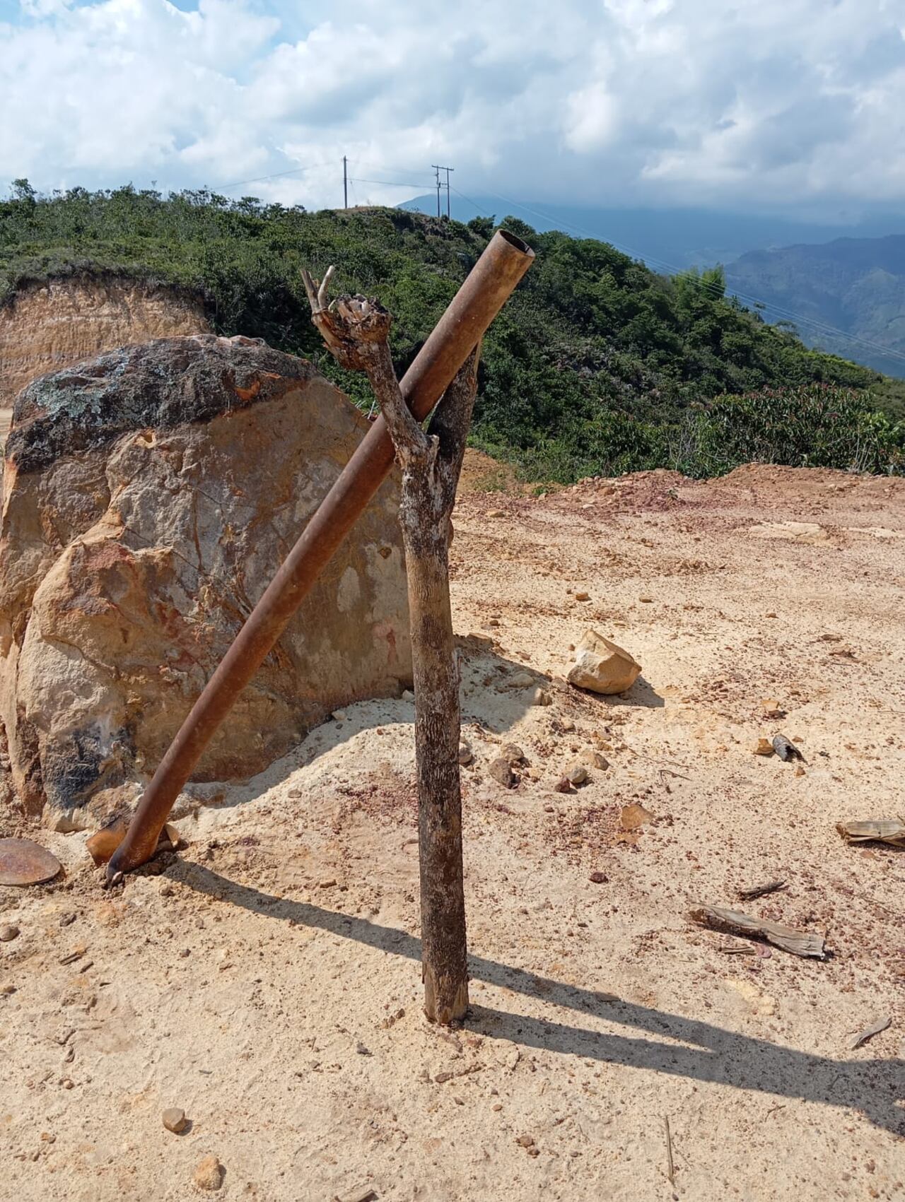 Los integrantes de este grupo armado al margen de la ley acondicionaron la parte de la montaña, en la zona rural de Jamundí, para convertirla así como una amplia trinchera y así atacar fácilmente a la fuerza pública.