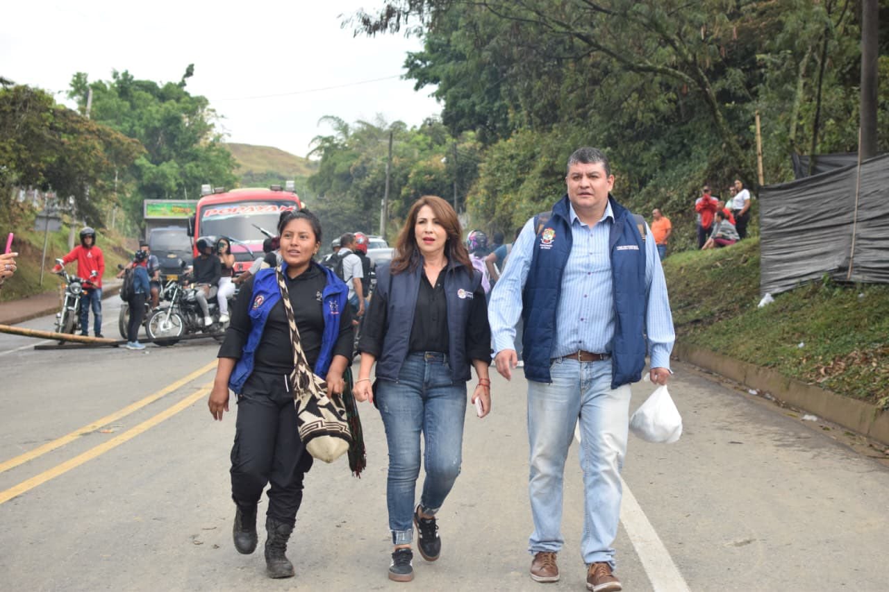 Los funcionarios de la Gobernación del Cauca llegaron hasta La Agustina para dialogar con las comunidades que permanecen en este punto de la Panamericana.