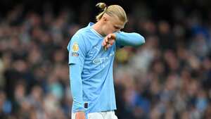 Haaland se lamenta por el gol desperdiciado en el derbi de Manchester.