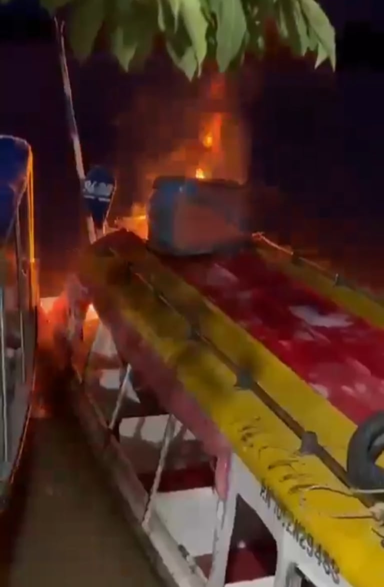 Incendio en una embarcación que llevaba material electoral en Nechí